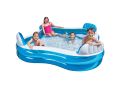 Aufblasbarer Pool mit Stühlen
